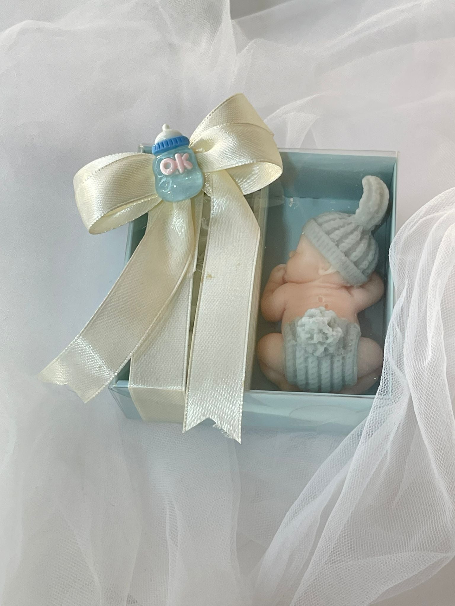 Scatola nascita con confetti e neonato in cera di soia a calamita