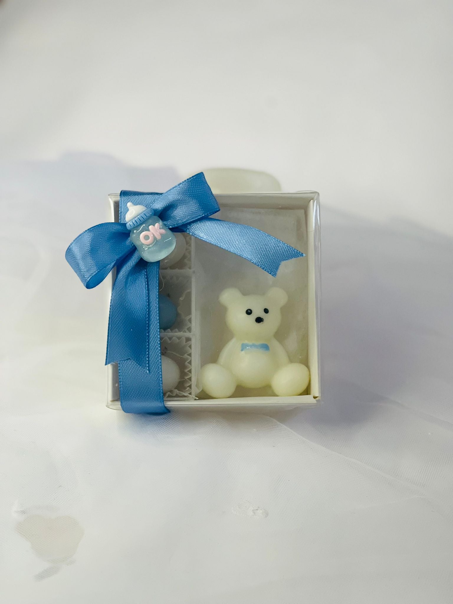 Piccola scatola con confetti e teddy bear in cera di soia profumata a calamita