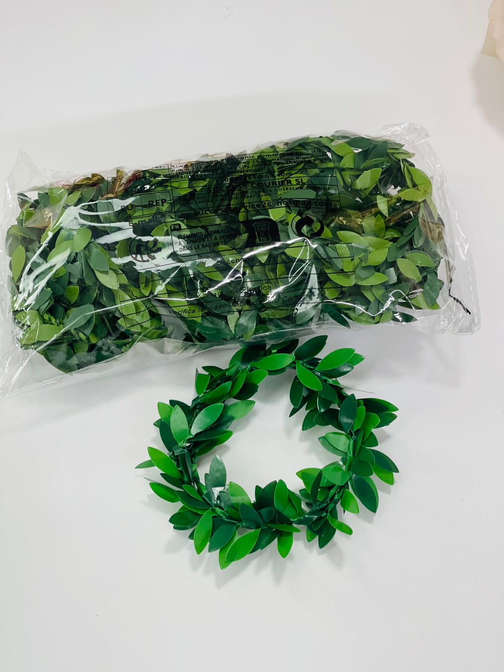 Coroncine in filo di metallo e foglie in PVC