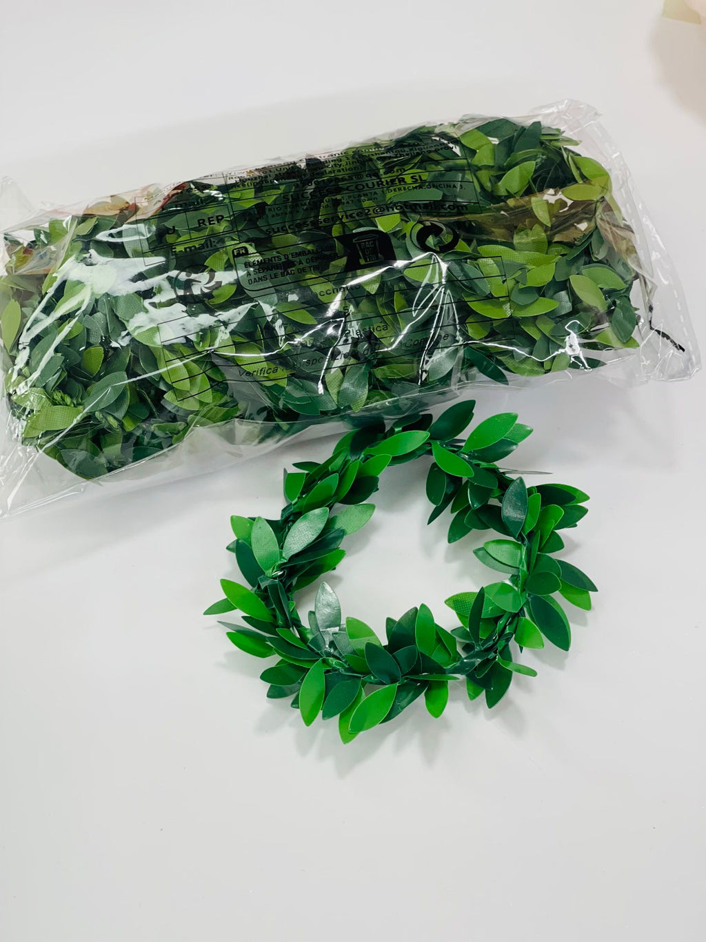 Coroncine in filo di metallo e foglie in PVC